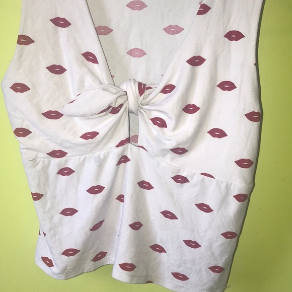 It’s an beautiful crop top with red and white - Picture 5 of 6